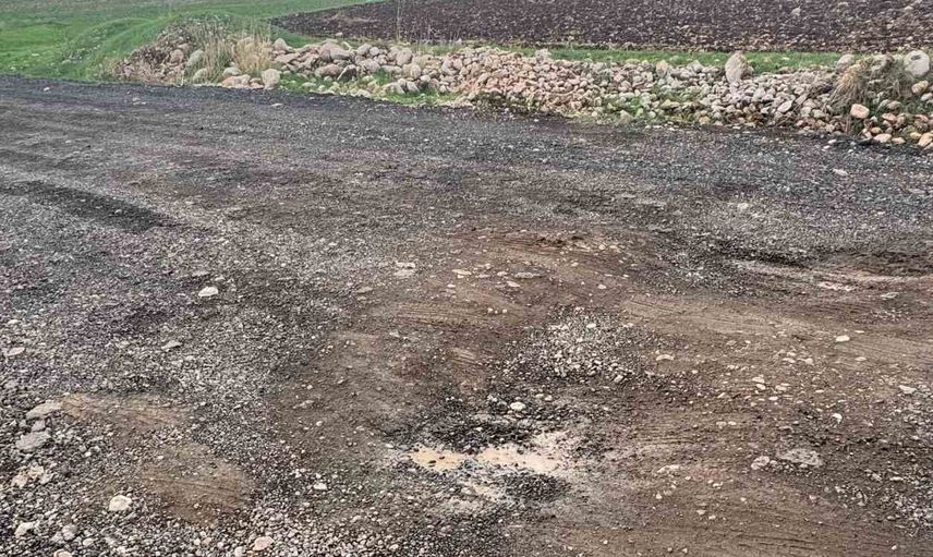 Bebek köyünde bozuk yol günlük yaşamı ve ulaşımı zorluyor