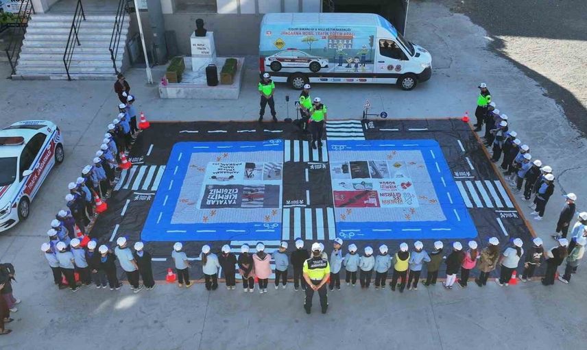 Çocuklara trafikte güven: Jandarma ilkokulda trafik eğitimi verdi