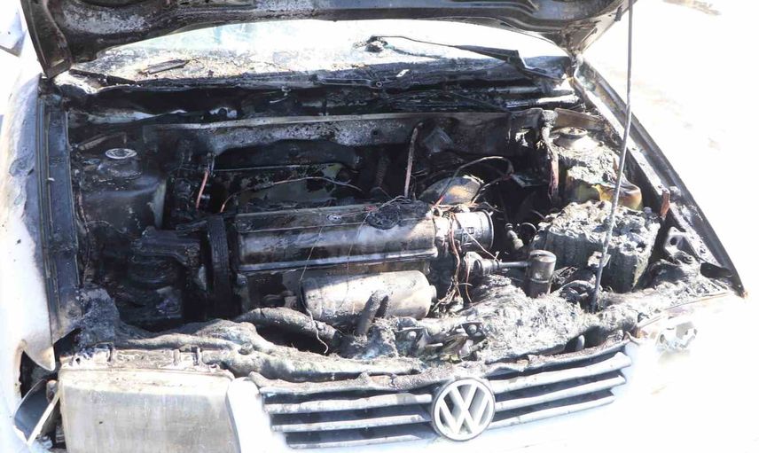 Karaman'da seyir halindeki lpg'li otomobil motor bölümünden alev aldı
