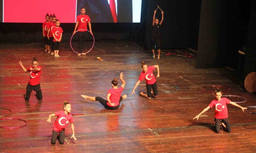 Mersin'de cumhuriyet coşkusu gençlerin gösterileriyle taçlandı