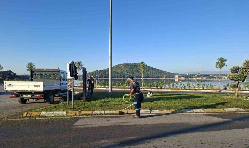 Ayvalık’ta kavşaklar ve refüjlerde görünüm yenileniyor