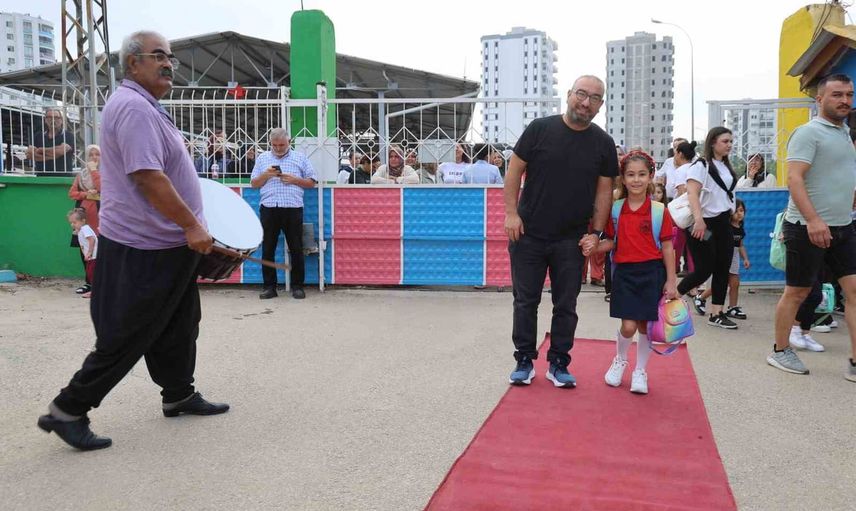 Kırmızı halı ve davul zurnayla yeni sınıfa coşkulu başlangıç