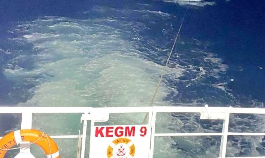 Çanakkale boğazı'nda makine arızası yaşayan tekne güvenli limana çekildi