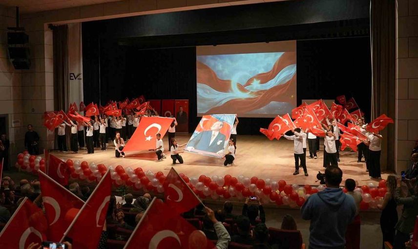 Tarsus'ta bayraklarla dolu coşku: öğrenciler cumhuriyeti sahnede yaşattı