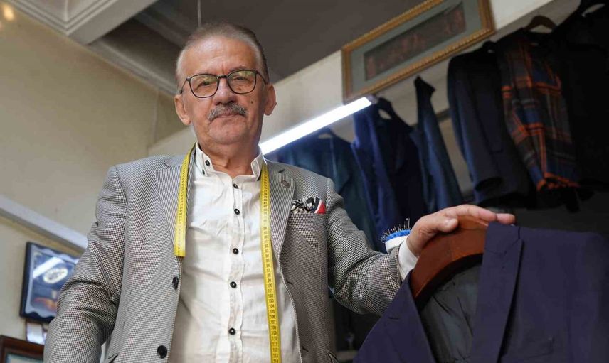 Ahilikten devraldığı dikişle 60 yıl: terzi Haşim gençlere iş ahlakı öğütlüyor