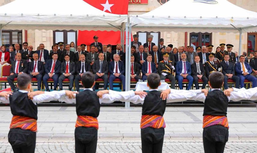 Cumhuriyet caddesi'nde birlik mesajı: Bayburt 30 Ağustos'u coşkuyla kutladı