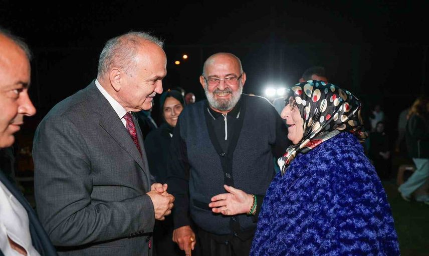 Düzce'yi paranın kısıtlı olduğu dönemde yeniden inşa ediyoruz diyen başkanın mahalle buluşması