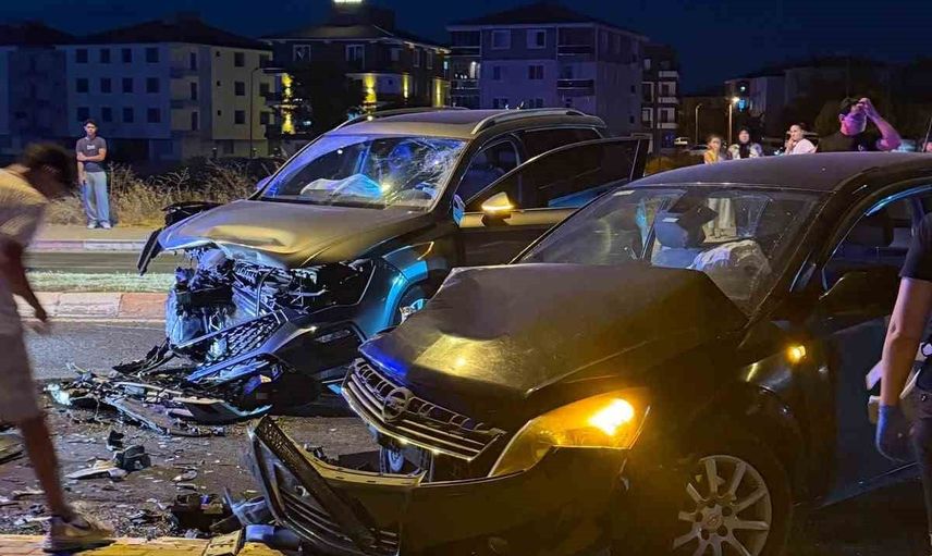Gece çarpışması Millet Caddesi'nde: Lüleburgaz'da 8 yaralı