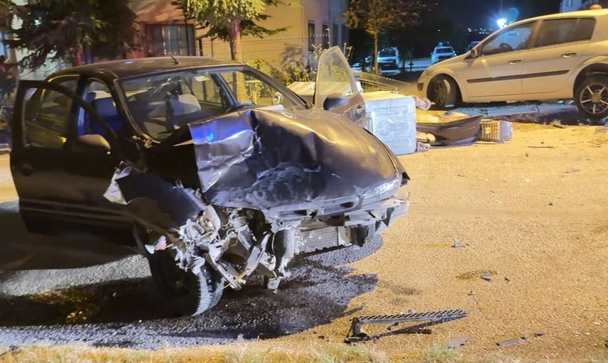 Edirne'de kontrolden çıkan otomobil park halindeki aracı ve konteynerleri sürükleyerek durdu