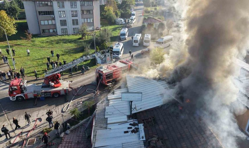 Düzce'de çatıda çıkan yangın kıraathaneyi işlevsiz bıraktı