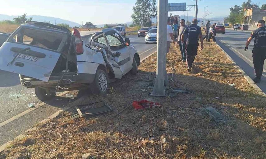 Çine'de refüjdeki yönlendirme direğine çarpan araçta sürücü yaralandı