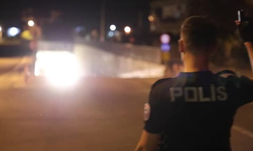Gece uygulamasında direksiyon altından ruhsatsız tabanca çıktı