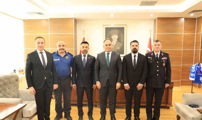 Vali Çakırtaş'tan heimlich manevrasıyla çocuğun hayatını kurtaran polislere başarı belgesi