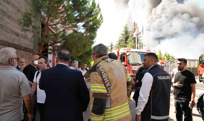 Tuzla'da lojistik depo yangınında belediye seferberliği
