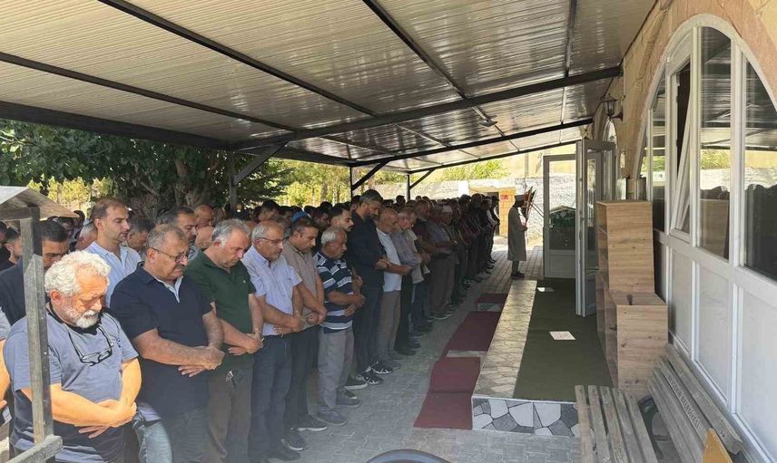 İlter Sağırsoy'un kayınbabası için Tuzköy'de siyasetçiler ve yakınlarıyla veda