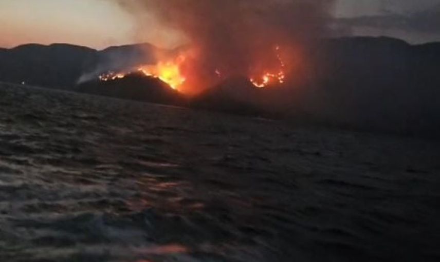 marmaris'te karadan ulaşımı olmayan koya arazözler çıkarma gemileriyle sevk ediliyor