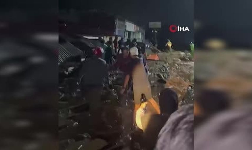 Endonezya'nın batı Sumatra bölgesinde sel altyapıyı aksattı: 1 ölü, 4 yaralı