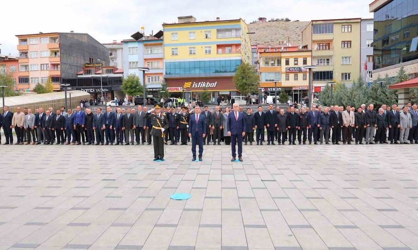 Bayburt'ta 103 yıllık cumhuriyet, çelenk ve İstiklal Marşı'yla karşılandı