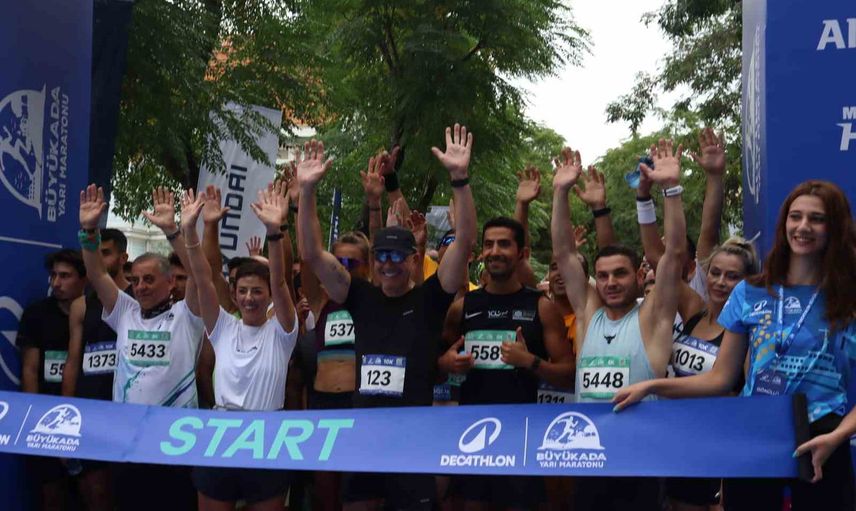 Rekor katılımla Büyükada yarı maratonu adayı koşu festivaline dönüştürdü