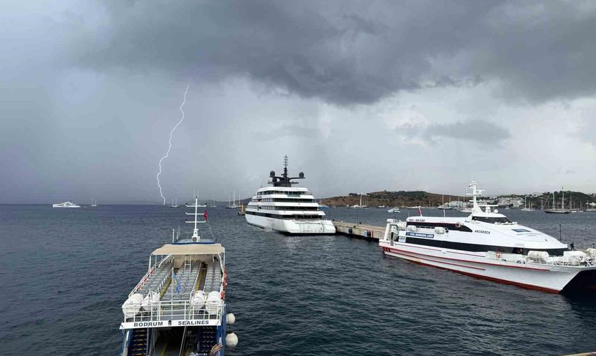 Bodrum limanına lüks kruvaziyer 100 yolcuyla demir attı