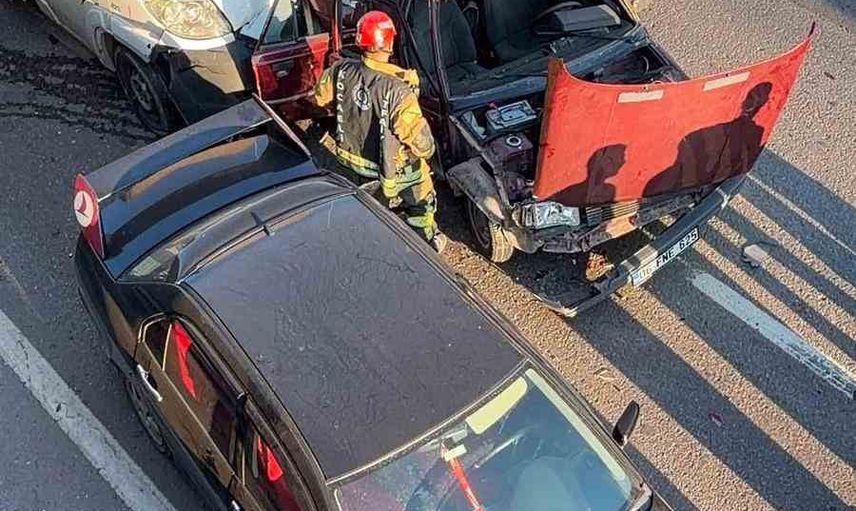 Kocaeli Körfez'de üç aracın karıştığı zincirleme kaza: sürücüler yara almadı