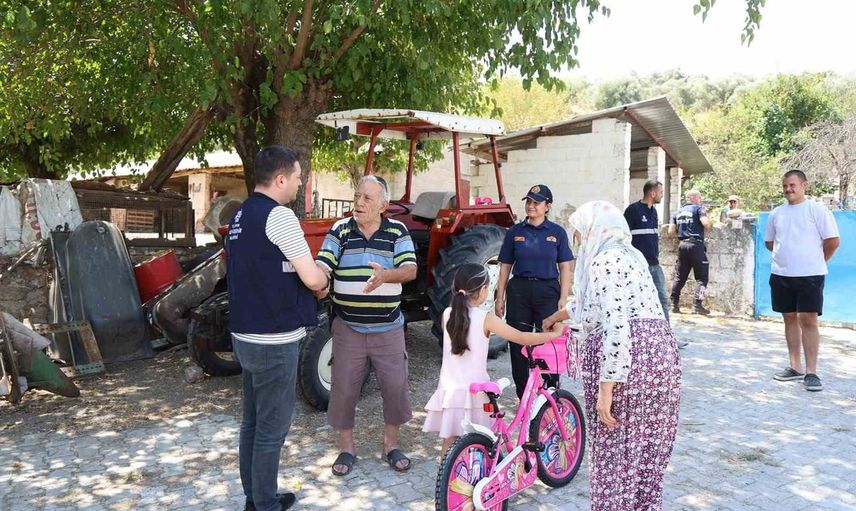 Yangında bisikleti yanan Hazal’ın yüzünü başkan Özlem Çerçioğlu güldürdü