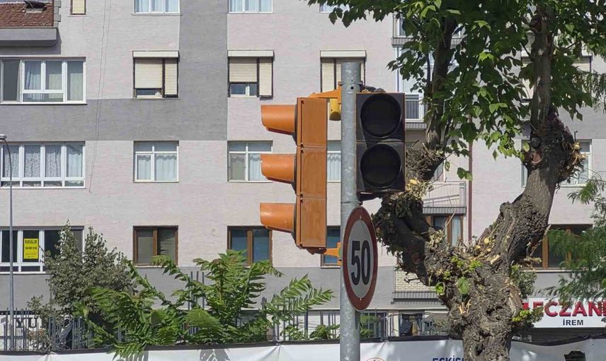 Elektrik kesintisi Eskişehir'de trafik akışını aksattı