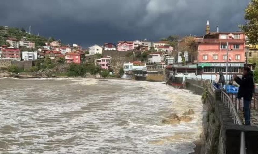 Kıyıya ulaşan çamur Karadeniz'in rengini değiştirdi