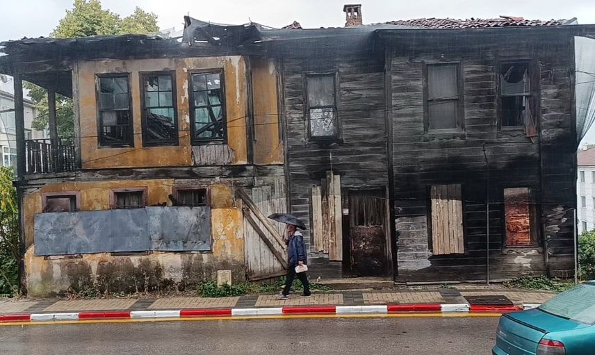 tarihi binanın çatısı sağanak sonrası çöktü