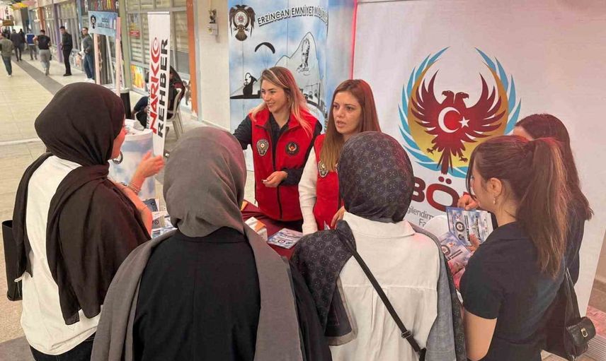 Öğrencilerle el ele: 'El Ele Güvenli Geleceğe' stantları terörün yöntemlerini anlattı