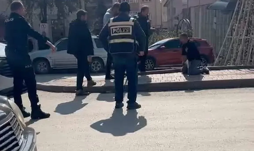 Cumhuriyet meydanı'nda gerginlik: bıçaklı şahıs polisin iknasıyla sakinleştirildi