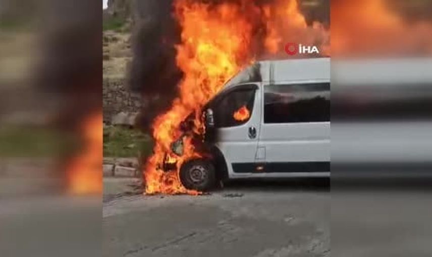 Parktan alevlere: Kayadibi'nde minibüs hurdaya döndü