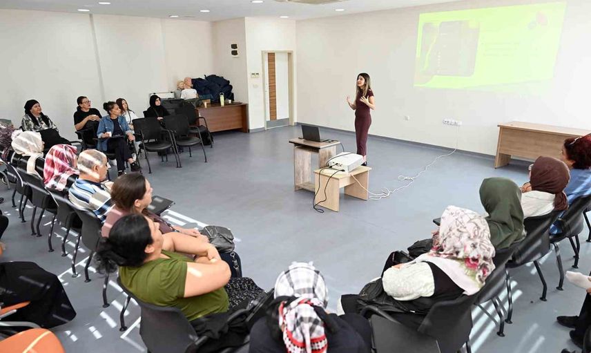 Ailelerle dijital güvenlik: Engelsiz Yaşam Merkezi'nde internet eğitimi