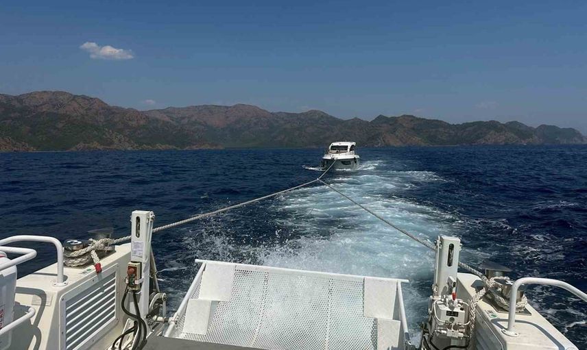Sahil Güvenlik Marmaris açıklarında arıza yapan yatın 7 kişisini kurtardı