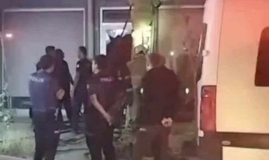 Kütahya'da Mithatpaşa Caddesi'ndeki servis dükkanında yangın hasar bıraktı