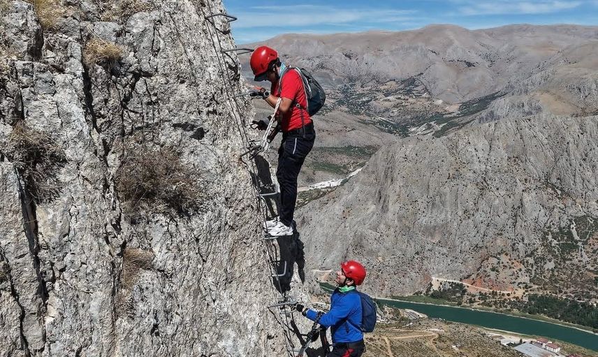 Kemaliye'de 517 basamaklı via ferrata parkuru adrenalin tutkunlarını çekiyor