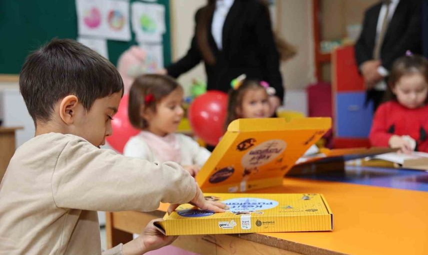 Başiskele'de minik öğrencilere Maarif Modeli'ne uygun eğitim seti verildi