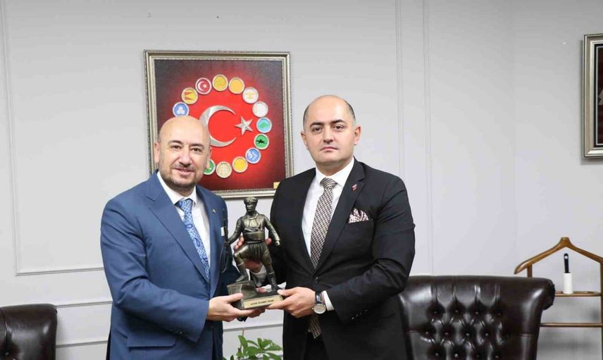 Aydın'da yeni başsavcıya efe heykeli ve incir armağanı