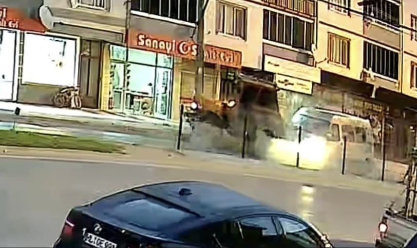 Fevzipaşa caddesi'nde panelvanın arkadan çarpması 10 kişiyi hastaneye götürdü