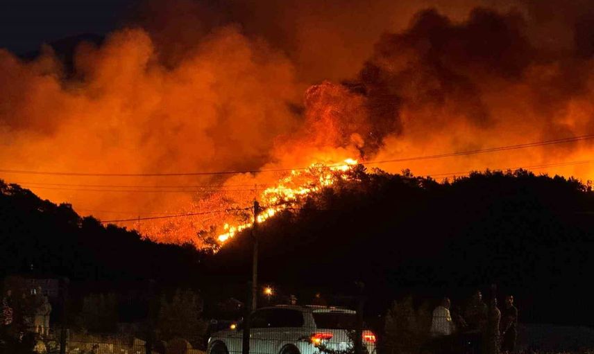 Fethiye'de rüzgarla büyüyen yangın huzurevi ve çevredeki evlerin boşaltılmasına yol açtı