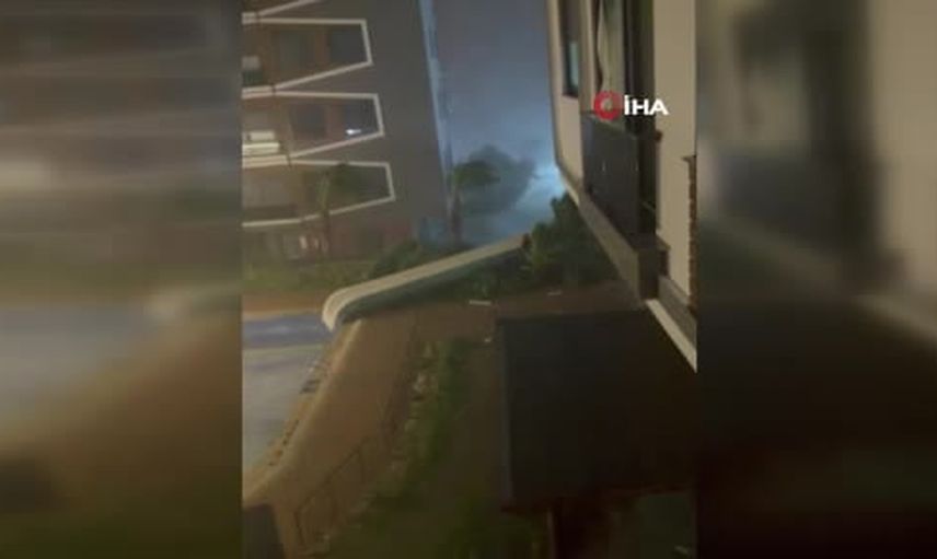 Antalya’da hortumun vurduğu bölgede fırtına ve sağanak görüntülendi