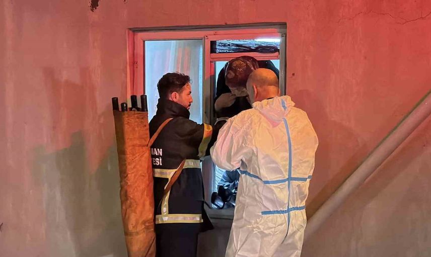 Itfaiye pencereden müdahale etti, su basan evdeki 2 yaşlı kadın kurtarıldı