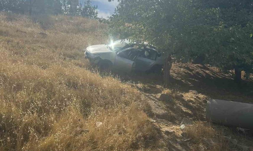 Adıyaman'da kontrolü kaybeden aracın şarampole yuvarlanması sonucu iki kişi yaralandı