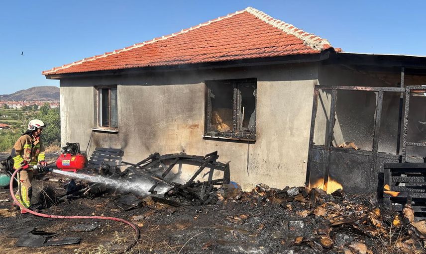 Kula'da bahçedeki kuru otların tutuştuğu ev yangını itfaiye tarafından kontrol altına alındı