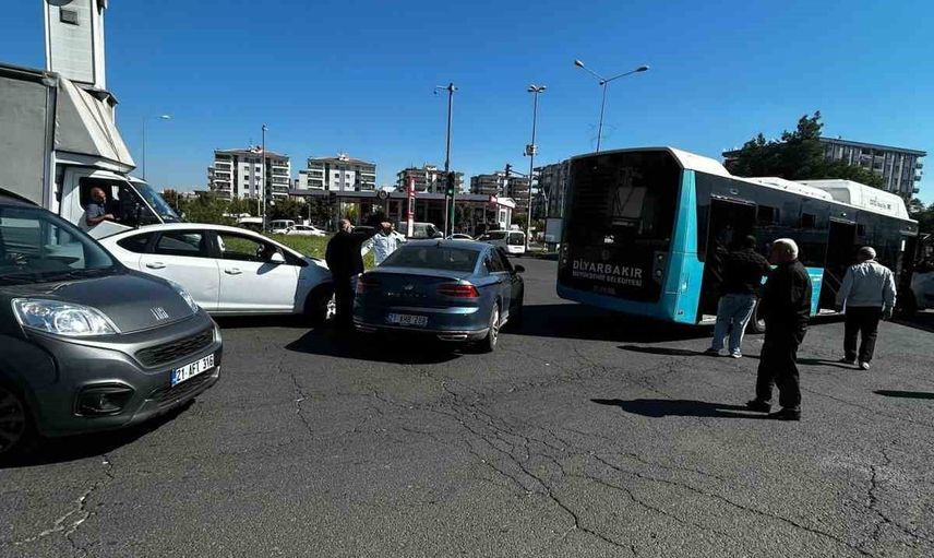 Diyarbakır'da belediye otobüsüne arkadan çarpan otomobil maddi hasar bıraktı