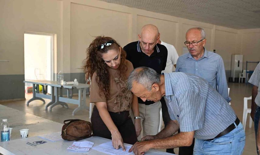 Küçük üreticinin yükü hafifledi: Manisa'da çilekçilere malç naylonu desteği