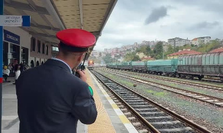 Karaelmas ekspresi 120 yolcusuyla Zonguldak’ta: madenci korosu karşıladı