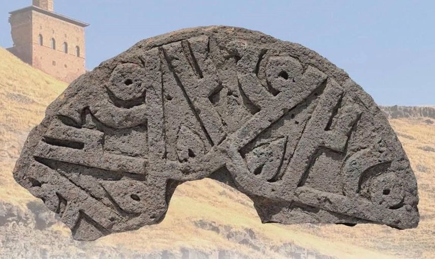 Selçuklu kümbetinden çıkan taşta Hazreti Muhammed ismi altı kez tekrarlandı