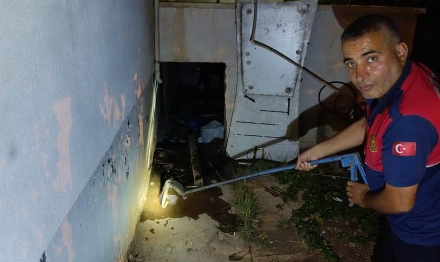 Evin deposunda görülen yılan itfaiyenin müdahalesiyle çıkarıldı