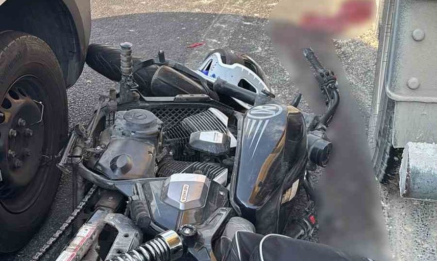 Milas'ta servis aracına çarptıktan sonra tıra savrulan motosiklet sürücüsü ağır yaralandı
